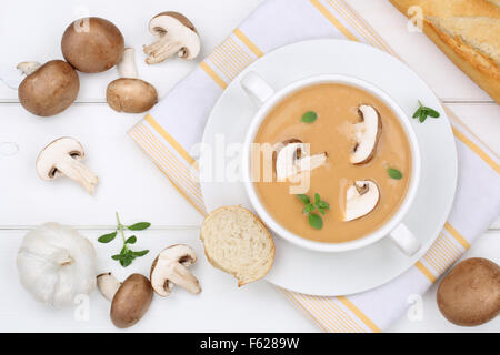 Pilzsuppe Mahlzeit mit frischen Pilzen in Schüssel von oben Stockfoto