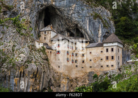 Renaissance-Schloss, gebaut in Rocky Mountain in Predjama, Slowenien. Berühmte touristische Ort in Europa. Stockfoto