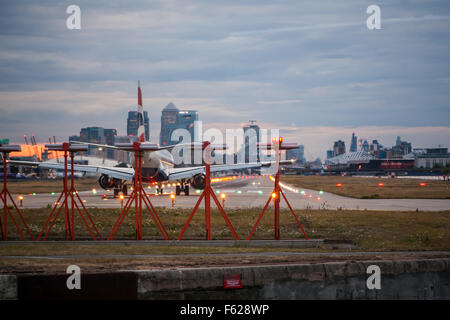Ein Passagierjet Flugzeug warten auf die Start-und Landebahn am Flughafen London City Airport Stockfoto