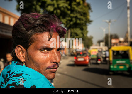 Jaipur, Rajasthan 302001, Indien. 16. März 2014. Dies ist eine kleine Sammlung von den vielen bunten Menschen '' ‹ und verschiedene Gesichter, Orte '' ‹, Räume von Indien. Die Rikscha-Fahrer blieb stehen und sah den Rücken zu überprüfen, die Straße in Jaipur © Serap Sabah/ZUMA Draht/Alamy Live News Stockfoto