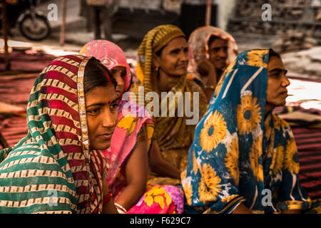 Jaipur, Rajasthan 302001, Indien. 16. März 2014. Dies ist eine kleine Sammlung von den vielen bunten Menschen '' ‹ und verschiedene Gesichter, Orte '' ‹, Räume von Indien. eine Gruppe von indischen Frau sitzt und sitzt und hören eine Rede während Holi Street. © Serap Sabah/ZUMA Draht/Alamy Live-Nachrichten Stockfoto