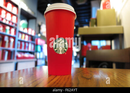 San Clemente, Kalifornien, USA. 10. November 2015. Ein Starbucks rote Pappbecher innerhalb der Starbucks-Kaffee Lagern in San Clemente. Die jährliche Starbucks "Rote Tasse" soll bedeuten, dass die Ferienzeit Naht. Stattdessen ist es einige Kontroversen schüren. Die ikonischen Christmas Cup wurde in mehrere Winter Stil gesehen entwirft seit 1997. Von minimalistischen Schneeflocken und Rentier, eine augenzwinkernde Schneemann und dekorativen Ornamenten ist jedes Jahr das Design anders als die letzte. Das diesjährige Ferien-Cup-Design ist simpel: einfach farbige von leuchtend roten, dunklen Cranberry. Während einige Twitter-Nutzer Stockfoto