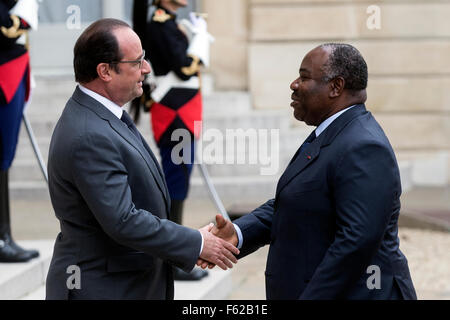 Paris. 10. November 2015. Gabun Präsident Ali Bongo (R) wird von der französische Präsident Francois Hollande begrüßt, als er bei den Elysée-Palast für ein Mittagessen in der Ehre des mehrere afrikanische Präsidenten bezüglich der COP21 in Paris, Frankreich, Nov. 10, 2015 ankommt. Die 2015 UN Klimakonferenz (COP 21) findet vom 30. November bis 11 Dezember in Paris, mit dem Ziel, eine rechtsverbindliche und universelle Übereinkommen zum Klimawandel erreichen. Bildnachweis: Theo Duval/Xinhua/Alamy Live-Nachrichten Stockfoto