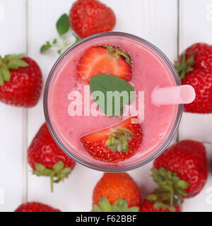 Erdbeer Smoothie Fruchtsaft Milchshake mit frischen Erdbeeren Früchte im Sommer von oben Stockfoto