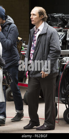 Matthew McConaughey am Set von seinem kommenden Film "Gold" mit seinem Co-star Edgar Ramirez in Manhattan, New York Featuring: Matthew McConaughey Where: New York, New York, Vereinigte Staaten von Amerika bei: 4. Oktober 2015 Stockfoto