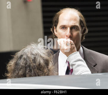 Matthew McConaughey am Set von seinem kommenden Film "Gold" mit seinem Co-star Edgar Ramirez in Manhattan, New York Featuring: Matthew McConaughey Where: New York, New York, Vereinigte Staaten von Amerika bei: 4. Oktober 2015 Stockfoto