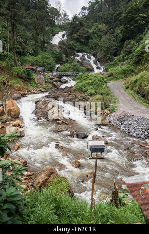 Schöner Wasserfall in Kallar Vattiyal Stockfoto