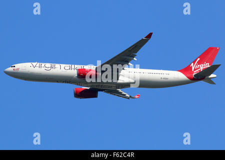 London Heathrow, Vereinigtes Königreich - 28. August 2015: ein Virgin Atlantic Airbus A330-300 mit der Registrierung G-VSXY off her Stockfoto