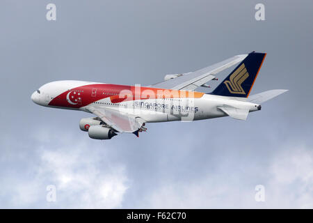 London Heathrow, Vereinigtes Königreich - 28. August 2015: A Singapore Airlines Airbus A380 mit der Registrierung 9V-SKJ ausziehen aus Stockfoto