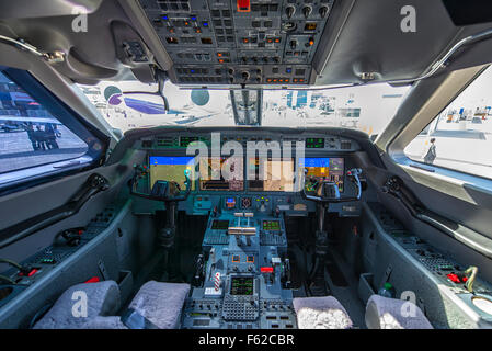 G450 Gulfstream Jet Cockpit bei Dubai Airshow 2015 in Dubai, Vereinigte Arabische Emirate Stockfoto