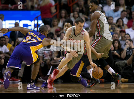 Miami, Florida, USA. 10. November 2015. Miami Heat bewachen Goran Dragic (7) dribbelt zwischen den Los Angeles Lakers nach vorne Metta World Peace (37) und Los Angeles Lakers D'Angelo Russell (1) bei American Airlines Arena in Miami, Florida am 10. November 2015 zu schützen. Bildnachweis: Allen Eyestone/The Palm Beach Post/ZUMA Draht/Alamy Live-Nachrichten Stockfoto