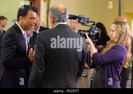 Milwaukee, Wisconsin, USA. 10. November 2015. Louisiana Gouverneur BOBBY JINDAL spricht gegenüber Reportern nach dem ersten von zwei GOP Präsidentendebatten im Milwaukee Theatre in Milwaukee, Wisconsin Credit: Daniel DeSlover/ZUMA Draht/Alamy Live News Stockfoto