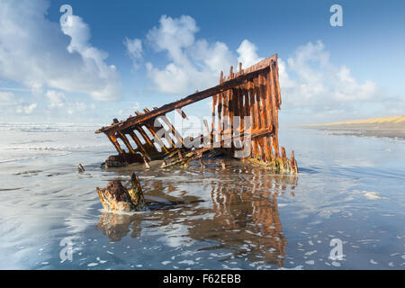 Der Schiffbruch des der Peter Iredale die lief an Land im Jahre 1906 auf der Küste von Oregon unterwegs auf dem Columbia River. Stockfoto