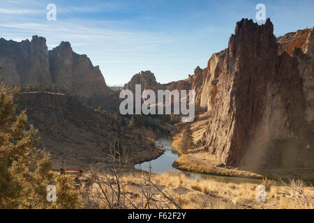 Vulkanischen Felswänden im Smith Rock State Park in der Nähe von Bend, Oregon. Smith Rock Park ist ein beliebter Ort für Kletterer. Stockfoto