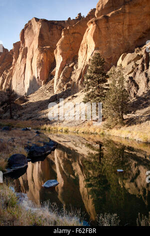 Vulkanischen Felswänden im Smith Rock State Park in der Nähe von Bend, Oregon. Smith Rock Park ist ein beliebter Ort für Kletterer. Stockfoto