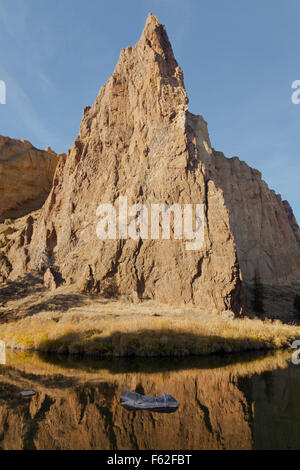 Vulkanischen Felswänden im Smith Rock State Park in der Nähe von Bend, Oregon. Smith Rock Park ist ein beliebter Ort für Kletterer. Stockfoto