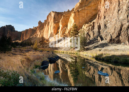 Vulkanischen Felswänden im Smith Rock State Park in der Nähe von Bend, Oregon. Smith Rock Park ist ein beliebter Ort für Kletterer. Stockfoto