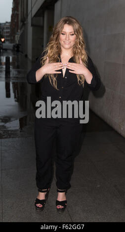 Ella Henderson abgebildet ankommen in den Studios von Radio 1 im strömenden Regen auf die Live-Lounge mit durchführen: Ella Henderson wo: London, Vereinigtes Königreich bei: 6. Oktober 2015 Stockfoto