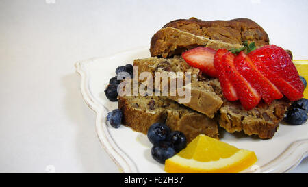 Bananen-Walnuss-Brot mit Obst Stockfoto