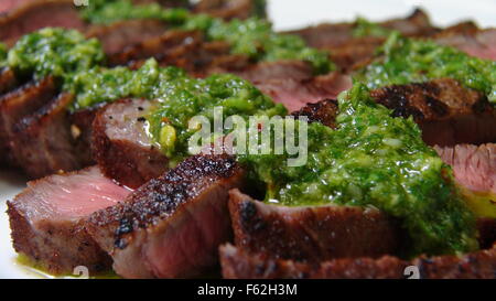 Gegrilltes Steak geschnitten und Chimichurri-Sauce Stockfoto