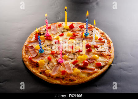 Festliche Kerzen Pizza mit Schinken, Champignons, Käse und Paprika Draufsicht Stockfoto