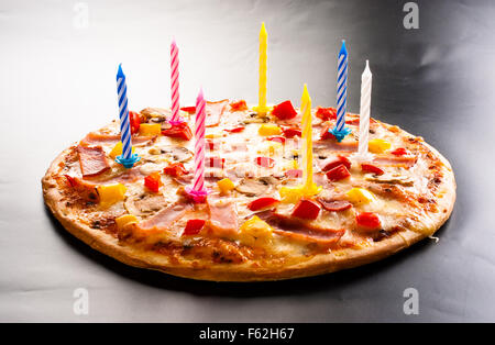 Festliche Kerzen Pizza mit Schinken, Champignons, Käse und Paprika Draufsicht Stockfoto
