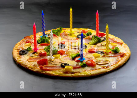 Festliche Kerzen Pizza mit Schinken, Champignons, Käse und Paprika Draufsicht Stockfoto