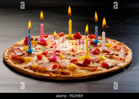 Festliche Kerzen Pizza mit Schinken, Champignons, Käse und Paprika Draufsicht Stockfoto