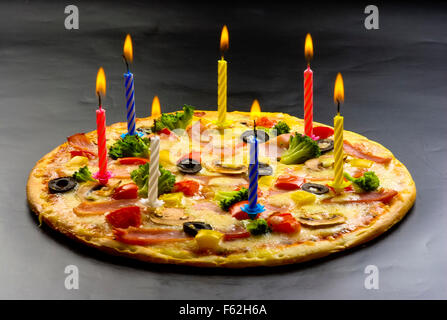 Festliche Kerzen Pizza mit Schinken, Champignons, Käse und Paprika Draufsicht Stockfoto
