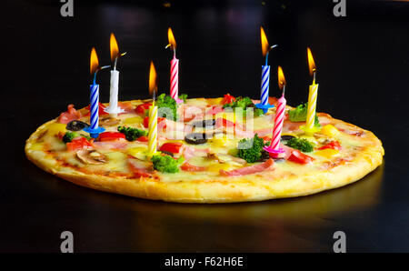 Festliche Kerzen Pizza mit Schinken, Champignons, Käse und Paprika Draufsicht Stockfoto