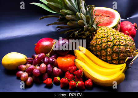 Stillleben - verschiedene, verschiedene Früchte auf dem schwarzen Hintergrund Stockfoto