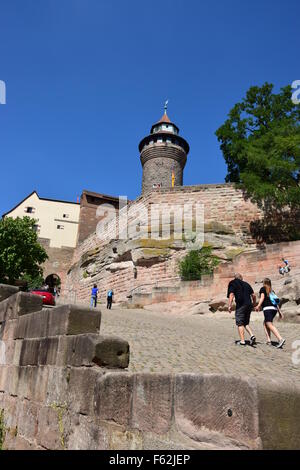 Blick auf die Kaiserburg (Kaiserburg) mit der Sinwellturm Turm in Nürnberg (Nürnberg), Deutschland, Franken, Bayern Stockfoto