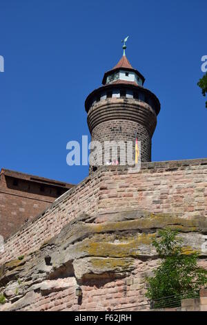 Blick auf die Kaiserburg (Kaiserburg) mit der Sinwellturm Turm in Nürnberg (Nürnberg), Deutschland, Franken, Bayern Stockfoto