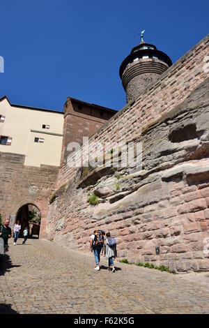 Blick auf die Kaiserburg (Kaiserburg) mit der Sinwellturm Turm in Nürnberg (Nürnberg), Deutschland, Franken, Bayern Stockfoto