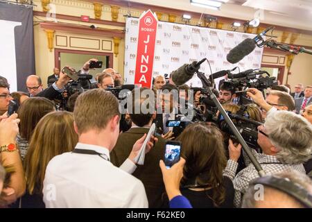 Milwaukee, Wisconsin, USA. 10. November 2015. Louisiana Gouverneur BOBBY JINDAL spricht gegenüber Reportern nach dem ersten von zwei GOP Präsidentendebatten im Teatro Milwaukee. Bildnachweis: Daniel DeSlover/ZUMA Draht/Alamy Live-Nachrichten Stockfoto