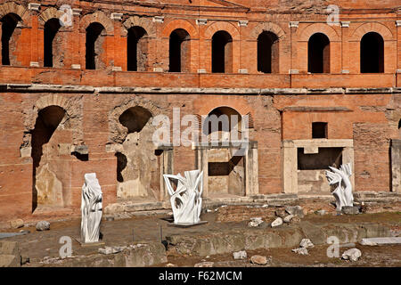 "Detail" aus der Trajan-Forum (Markt), mit modernen Skulpturen-Ausstellung. Rom, Italien. Stockfoto