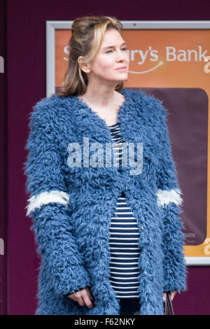 Renee Zellweger ist Dreharbeiten Bridget Jones in einem Sainsburys Geschäft mit Woolwich entdeckt: Renee Zellweger Where: London, Vereinigtes Königreich: 7. Oktober 2015 Stockfoto