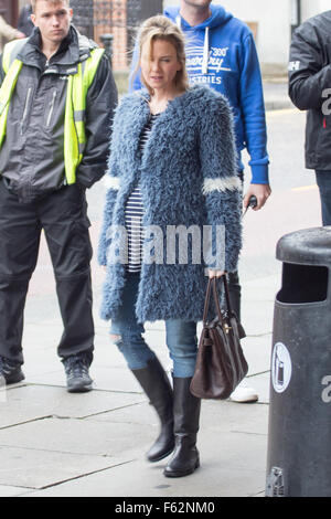 Renee Zellweger ist Dreharbeiten Bridget Jones in einem Sainsburys Geschäft mit Woolwich entdeckt: Renee Zellweger Where: London, Vereinigtes Königreich: 7. Oktober 2015 Stockfoto