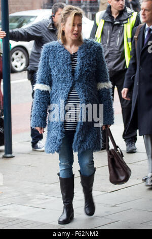 Renee Zellweger ist Dreharbeiten Bridget Jones in einem Sainsburys Geschäft mit Woolwich entdeckt: Renee Zellweger Where: London, Vereinigtes Königreich: 7. Oktober 2015 Stockfoto