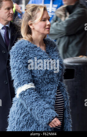 Renee Zellweger ist Dreharbeiten Bridget Jones in einem Sainsburys Geschäft mit Woolwich entdeckt: Renee Zellweger Where: London, Vereinigtes Königreich: 7. Oktober 2015 Stockfoto