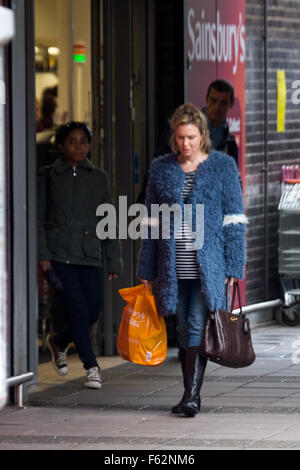 Renee Zellweger ist Dreharbeiten Bridget Jones in einem Sainsburys Geschäft mit Woolwich entdeckt: Renee Zellweger Where: London, Vereinigtes Königreich: 7. Oktober 2015 Stockfoto