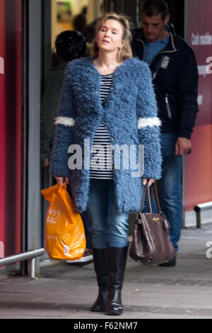 Renee Zellweger ist Dreharbeiten Bridget Jones in einem Sainsburys Geschäft mit Woolwich entdeckt: Renee Zellweger Where: London, Vereinigtes Königreich: 7. Oktober 2015 Stockfoto