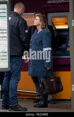 Renee Zellweger ist Dreharbeiten Bridget Jones in einem Sainsburys Geschäft mit Woolwich entdeckt: Renee Zellweger Where: London, Vereinigtes Königreich: 7. Oktober 2015 Stockfoto