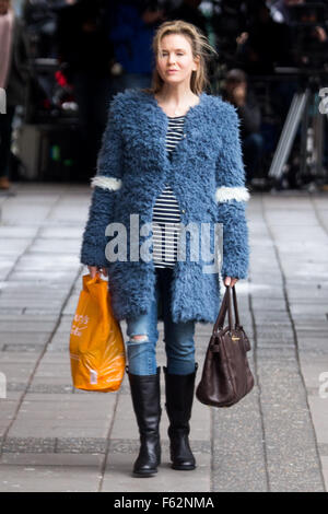 Renee Zellweger ist Dreharbeiten Bridget Jones in einem Sainsburys Geschäft mit Woolwich entdeckt: Renee Zellweger Where: London, Vereinigtes Königreich: 7. Oktober 2015 Stockfoto