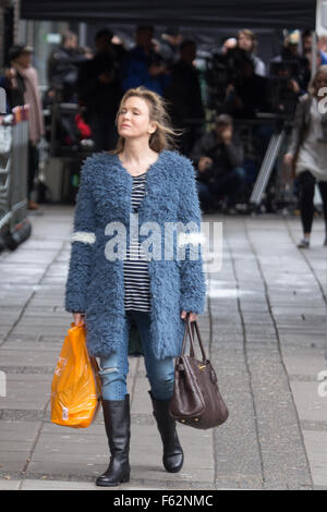 Renee Zellweger ist Dreharbeiten Bridget Jones in einem Sainsburys Geschäft mit Woolwich entdeckt: Renee Zellweger Where: London, Vereinigtes Königreich: 7. Oktober 2015 Stockfoto