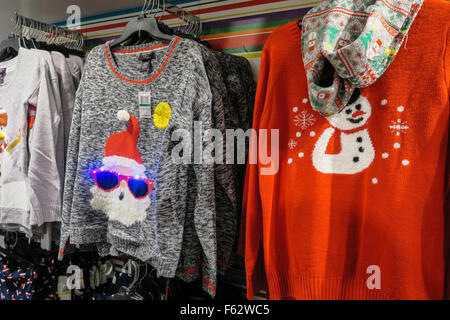 Macy's Flagship-Kaufhaus zeigt humorvolle hässliche Pullover während der Weihnachtszeit, New York City, USA Stockfoto