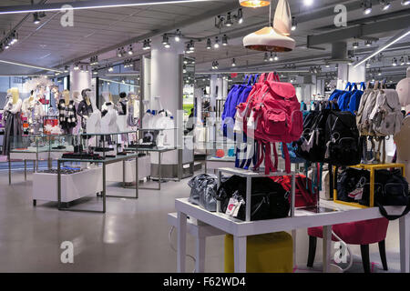 Man unten in New York Macys Kaufhaus, Herald Square, Stockfoto