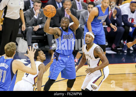 New Orleans, LA, USA. 10. November 2015. Dallas Mavericks Guard Raymond Felton (2) geht der Ball zum Weiterleiten von Dirk Nowitzki (41) bei einem NBA-Basketball-Spiel zwischen den Dallas Mavericks und die New Orleans Pelikane im Smoothie King Center in New Orleans, Louisiana New Orleans Pelikane besiegen Dallas Mavericks 120-105. Stephen Lew/CSM/Alamy Live-Nachrichten Stockfoto