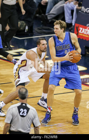 New Orleans, LA, USA. 10. November 2015. Dallas Mavericks, die nach vorne Dirk Nowitzki (41) von New Orleans Pelikane beschattet ist vorwärts Ryan Anderson (33) bei einer NBA-Basketball-Spiel zwischen den Dallas Mavericks und die New Orleans Pelikane im Smoothie King Center in New Orleans, Louisiana New Orleans Pelikane besiegen Dallas Mavericks 120-105. Stephen Lew/CSM/Alamy Live-Nachrichten Stockfoto