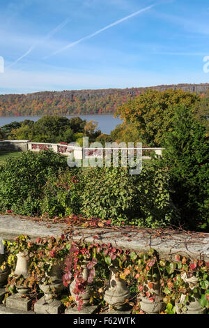 Wave Hill Public Garden mit Blick auf die New Jersey Palisades, Bronx, New York, USA Stockfoto